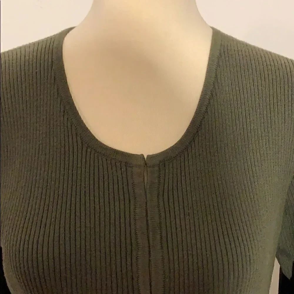 🌼🌼GAP green top🌼🌼   - Picture 2 of 6
